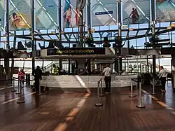 De ingang met kaartverkoop.