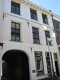Huis met gepleisterde lijstgevel met steen: 1629, verhoogd