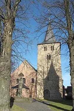 De Kleine St. Arnolduskapel met daarin het graf van de patroonheilige van het dorp