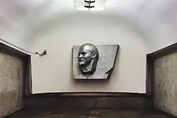 Het reliëf van Lenin aan de oostkant