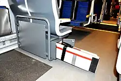 Plank voor rolstoelen, te gebruiken bij grote afstand tussen trein en perron