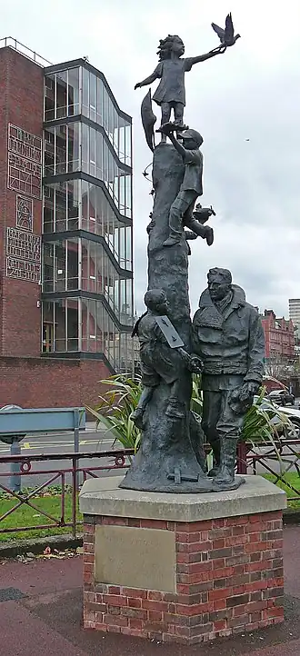 Sculptuur van Arthur Aaron, gemaakt door Graham Ibbeson