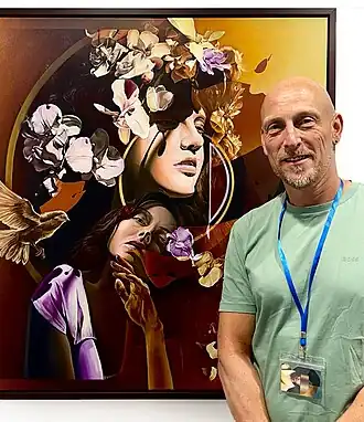 Marcus ‘GOMAD’ Debie naast zijn olieverfschilderij (2025)