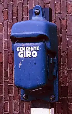 Hangende bus Gemeentegiro in de stijl van de Amsterdamse School