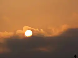 Rode zonsondergang in Groningen vanwege de asdeeltjes