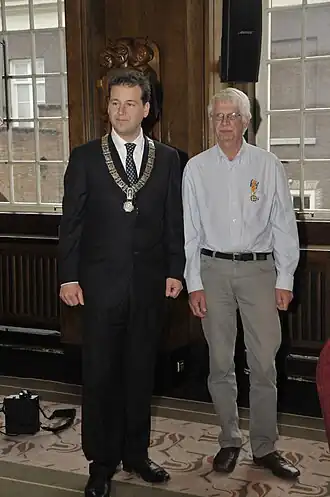 Loco-burgemeester Lodewijk Asscher (links en Rob Blokzijl bij de uitreiking van de onderscheiding Officier in de Orde van Oranje-Nassau.