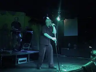 Tom Shear van Assemblage 23 bij optreden in Meldbourne.