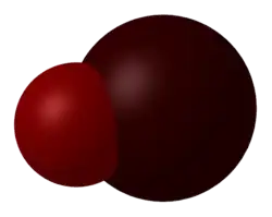 alt=Ruimtelijk model van 
  
    
      
        
          AtBr
        
      
    
    {\displaystyle {\ce {AtBr}}}
  
met broom links en astaat rechts