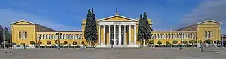 Het Zappeion met de heuvel Lycabettus op de achtergrond.