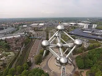 Het Atomium met Brussels Expo op de achtergrond.