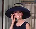 Audrey Hepburn met picture hat in de film Breakfast at Tiffany's, 1961
