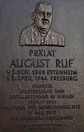 Gedenkplaquette August Ruf in de Sint Petrus- en Pauluskerk te Singen
