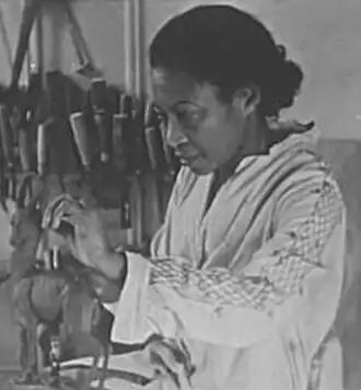 Augusta Savage aan het werk in haar studio in Harlem in de jaren 1920/1930