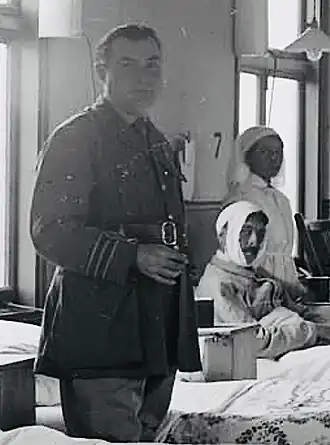 Valadier in 1916 met op de achtergrond een verpleegkundige en patiënt