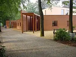 Aula (2000), Ede