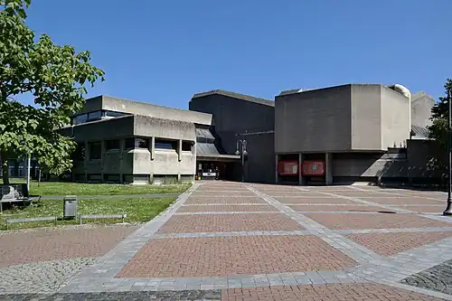 De aula van het gymnasium gebouwd in brutalistische stijl