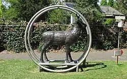 Beeld bij ingang dorp