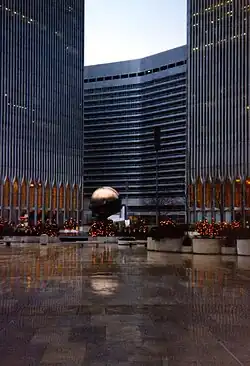 Het Marriott World Trade Center vanaf Austin J. Tobin Plaza, rond kerst 1995