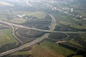 Kreuz Saarbrücken. De A1 loopt van links (Saarbrücken) naar rechts (Trier) (2014)