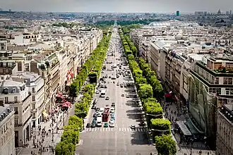De Champs-Élysées vanaf de Arc de Triomphe