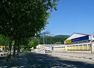 Hoofdzetel van Dolin, centraal in de achtergrond, in Chambéry
