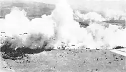 Parachutisten van het 503 PIR (US Army) landen in Nadzab, Nieuw Guinea onder dekking van een rookgordijn (1943)