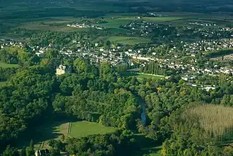Overzicht met links het kasteel en op de voorgrond de rivier de Indre