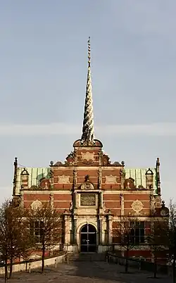 Beursgebouw met gedraaide toren