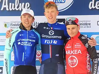 Het podium met v.l.n.r. Benoît Cosnefroy (2e), Lewis Askey (1e) en Clément Venturini (3e).