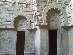 Peepal-bladeren op de gavaksha-bogen