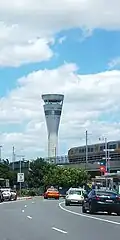 De controletoren van Brisbane Airport gezien vanaf een Airtrain in het station