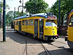 PCC-car 1165 staat op het remiseterrein klaar voor een zondagse nostalgische rit.