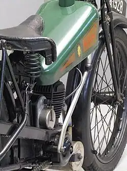 De standaardversie had een aflopende tank, lange schakelstang en geen rem in het voorwiel.