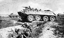 Eerste versie, de BTR-60P met een open dak tijdens een oefening