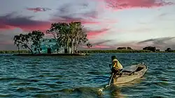 Een van de eilanden op het meer