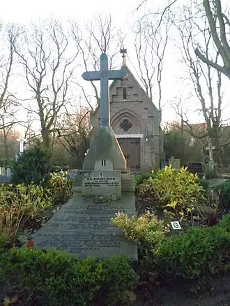 Kapel met daarvoor het priestergraf