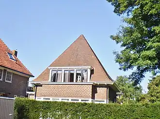 alt= Faas Eliaslaan 18 achter een hoge heg (2013)