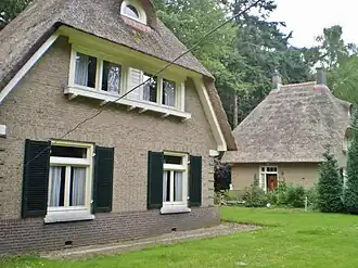 alt= links de chauffeurswoning, rechts de tuinmanswoning