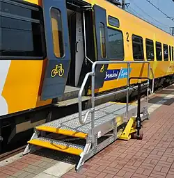 Met behulp van pompwagen verplaatsbaar plateau te Bad Bentheim; 28 april 2011.