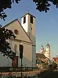 R.K. kerk te Bad Gandersheim, op de achtergrond de Gandersheimer Dom