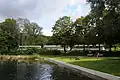 Vijver Glockensee in het Kurpark met railbus van de Osning-Bahn (1)
