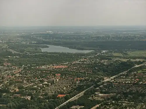 Luchtfoto van Badhoevedorp, met de A9 in de rechterbenedenhoek en in het midden de Nieuwe Meer.