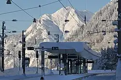 Het eilandperron in de winter, met op de achtergrond de Allhöhe (2032m)