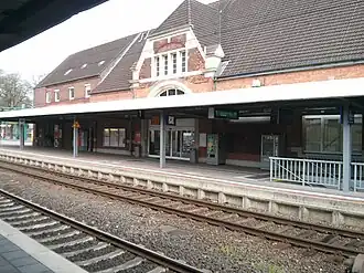 Stationsgebouw en spoor 1 van station Stade (2013)