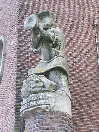 Beeld bij ingang Lubro gemaakt door Johannes Wilhelmus "Jo" Uiterwaal (1897-1972) )