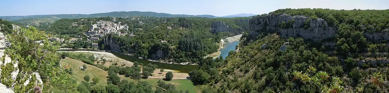 Zicht op het dorp Balazuc met de rivier Ardèche in de vallei