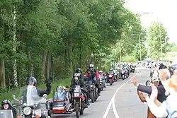 Zijspanrijders tijdens een toerrit met gehandicapten, het Bambitreffen in Weert