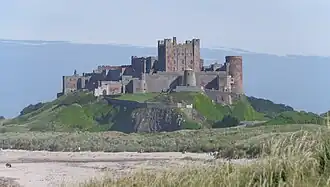 Bamburgh Castle werd gebouwd op een rotsverhoging.