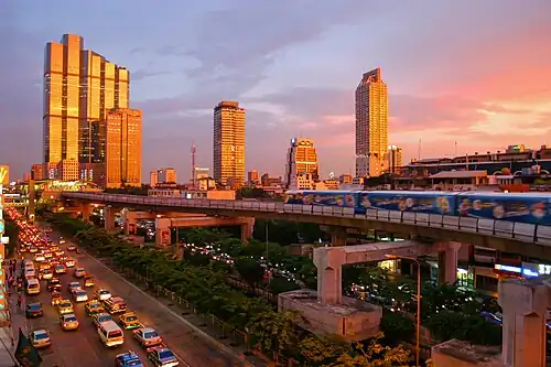 Skyline van Bangkok met de Skytrain