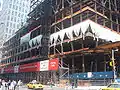 Bouwplaats van de Bank of America Tower, gezien vanaf de hoek van 42nd Street en Sixth Avenue. 19 juli 2006